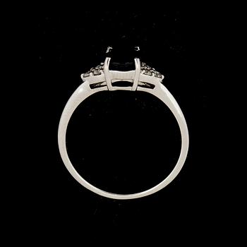 RING, 14 k vitguld med safir ca 1,32 ct, samt 6 mindre briljantslipade diamanter ca 0,06 ct. Vikt ca 2 g.