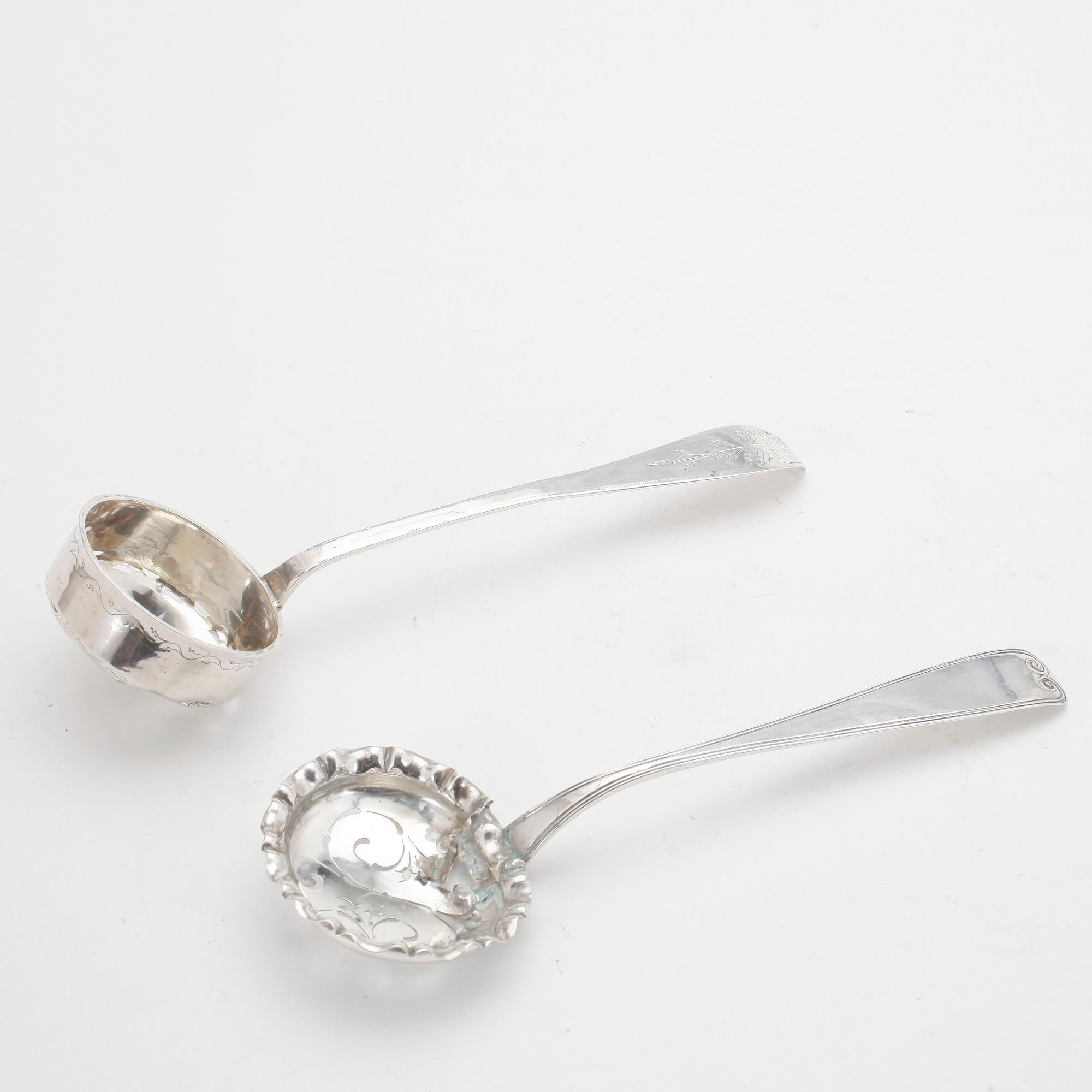 SOCKERSTRÖARE, två st, silver, varav en sannolikt fransk, 1800-tal. Vikt ca 114 gram.