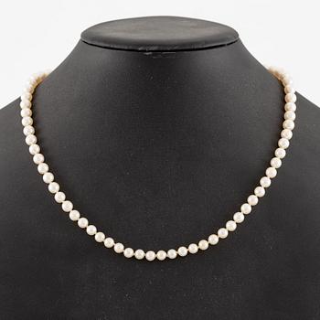 Necklace, with graduated cultured pearls.