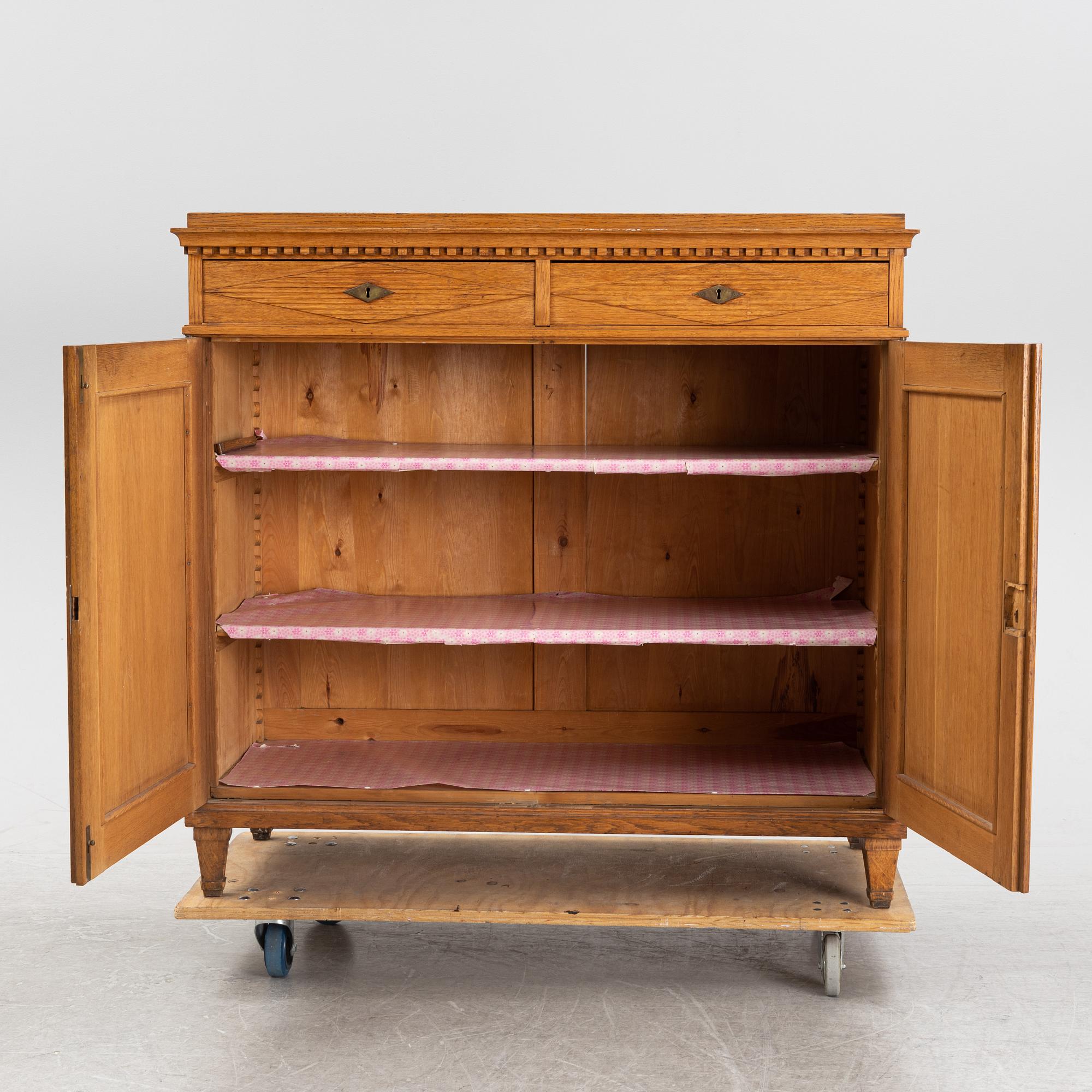 Skänk, gustaviansk stil, omkring år 1900.