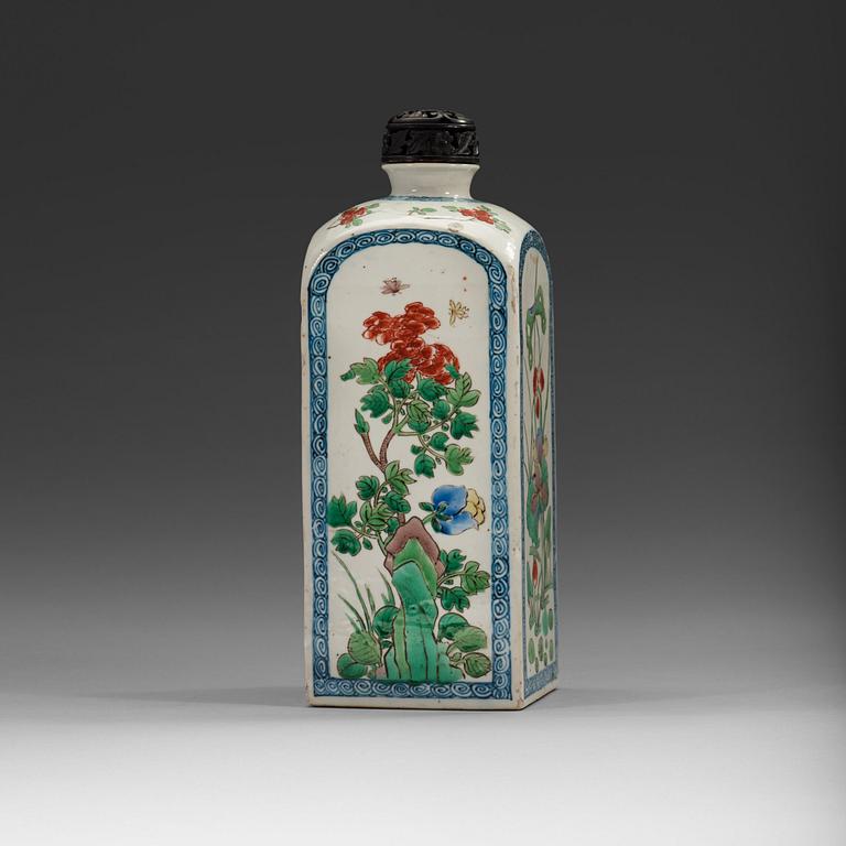 A square famille verte bottle, Qing dynasty, Kangxi (1662-1722).