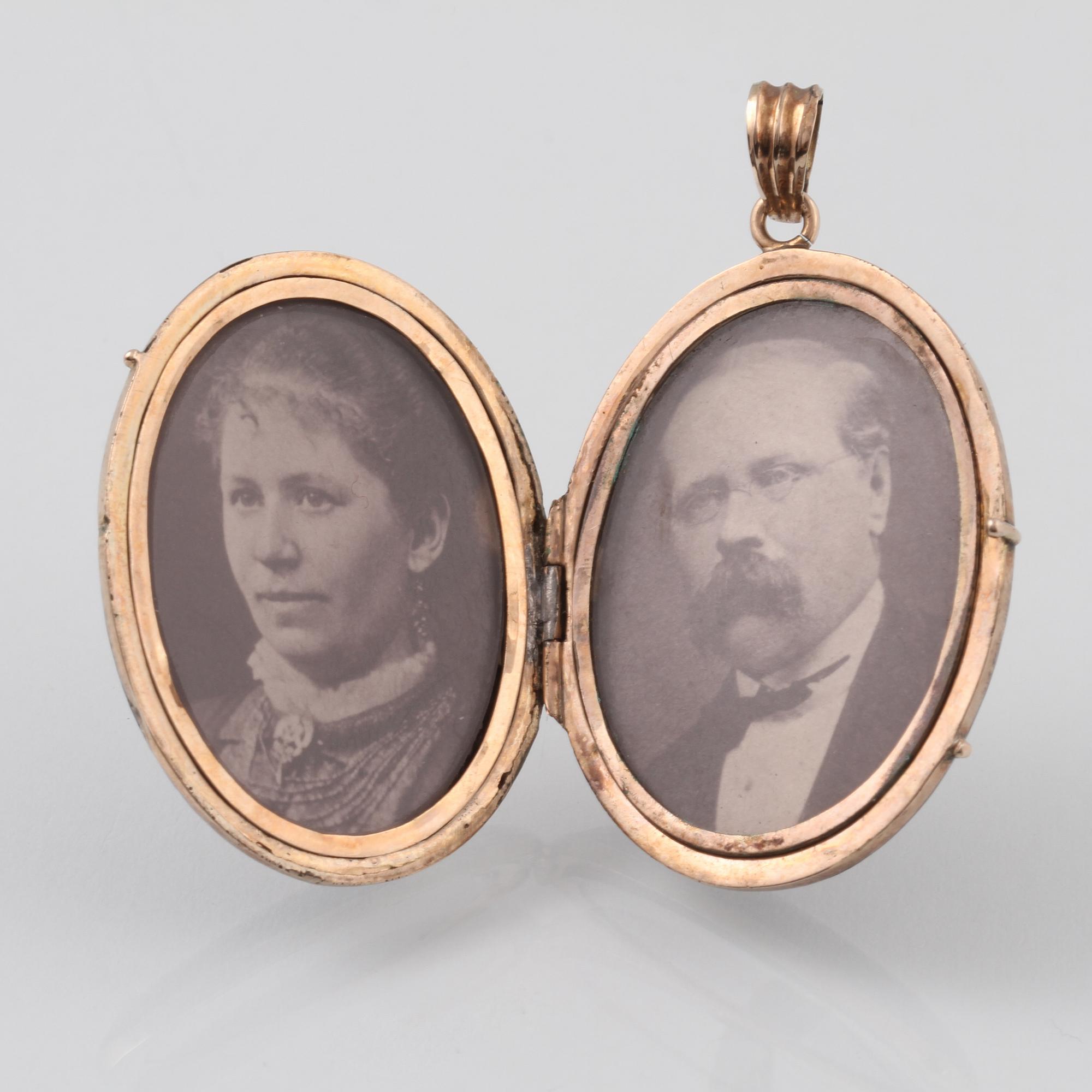 HÄNGE/BERLOCK, låghaltigt guld med svart emalj samt 2 odlade pärlor. Vikt 12,3 gram.