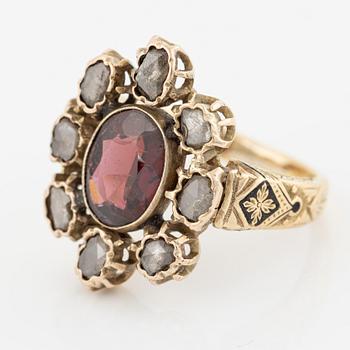 Ring 18K guld med en fasettslipad granat och rosenslipade diamanter.