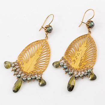 Yvone Christa, två par örhängen, silver, med genombruten dekor, med imitationsstenar.