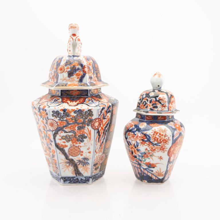 A set of seve Japanese Imari porcelain urns av vases 19th/20th century.