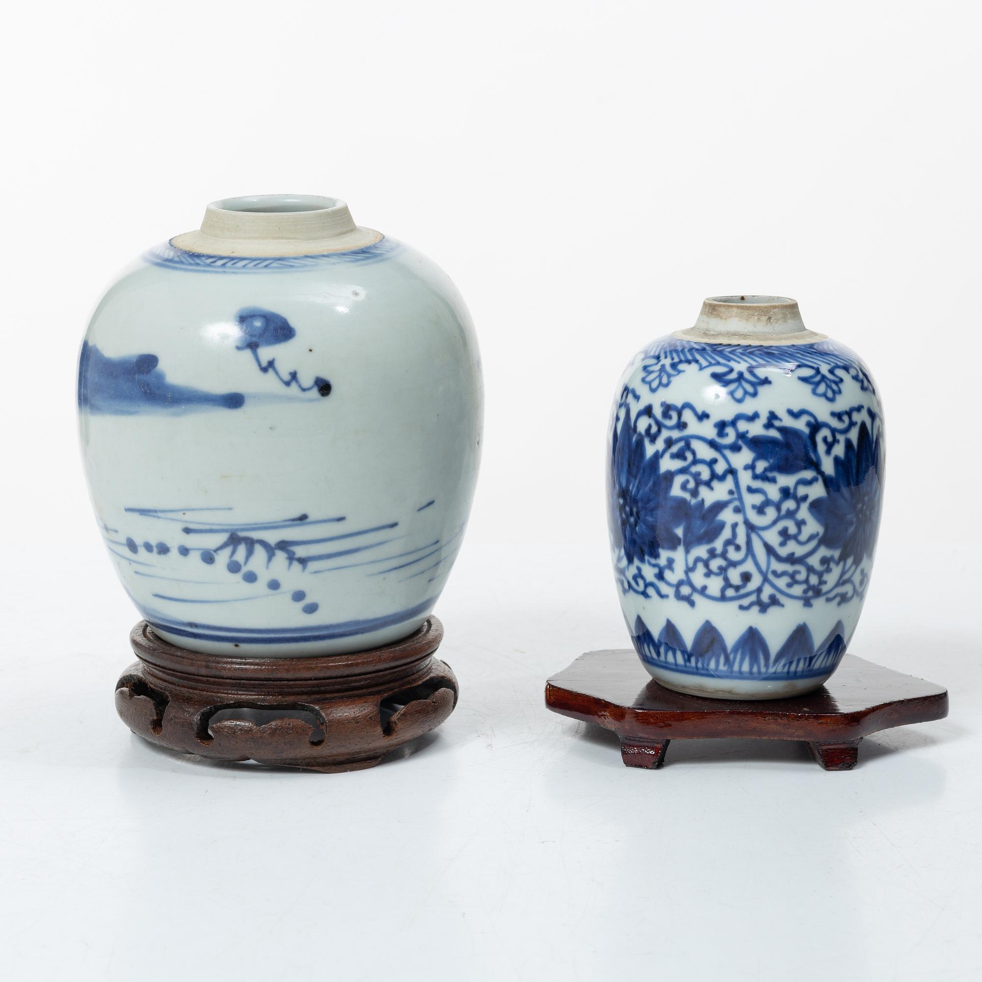 A Chinese blue and white porcelain moonflask and two jars, Qing dynasty, 18/19th century.