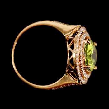 RING, 18 k guld, grön peridot 4.0 ct, diamanter tot 0.48 ct.