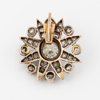 A pendant in silver and 14K gold set with old-cut diamonds.