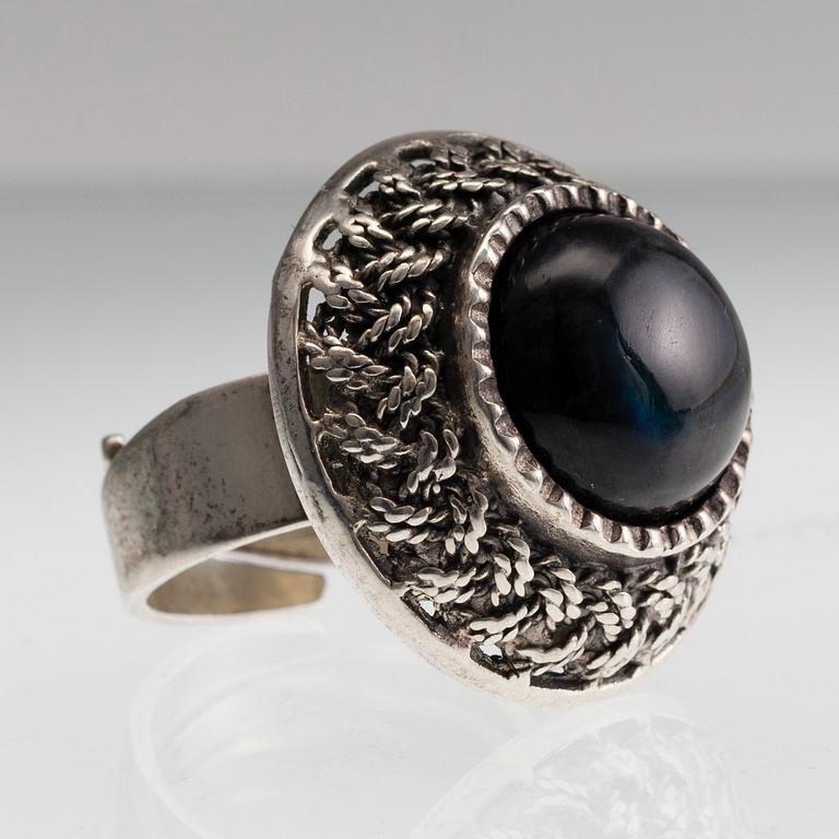 ARMSMYCKE, RING, ÖRHÄNGEN, silver, cabochonslipade spektroliter. Pentti Sarpaneva, Turun Hopea 1975.