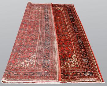 A carpet, Hamadan, ca 314 x 216 cm.