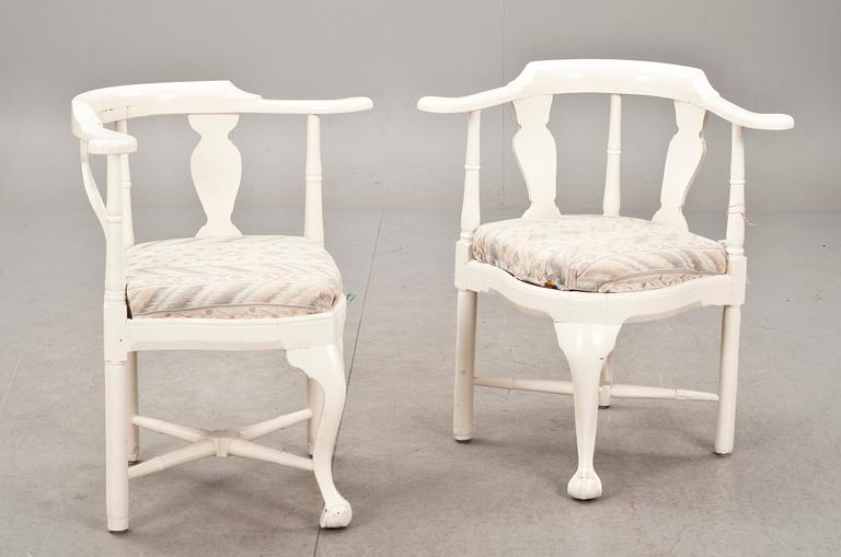 PUDERSTOLAR, ett par. Rokoko, provinsarbete. 1700-tal.