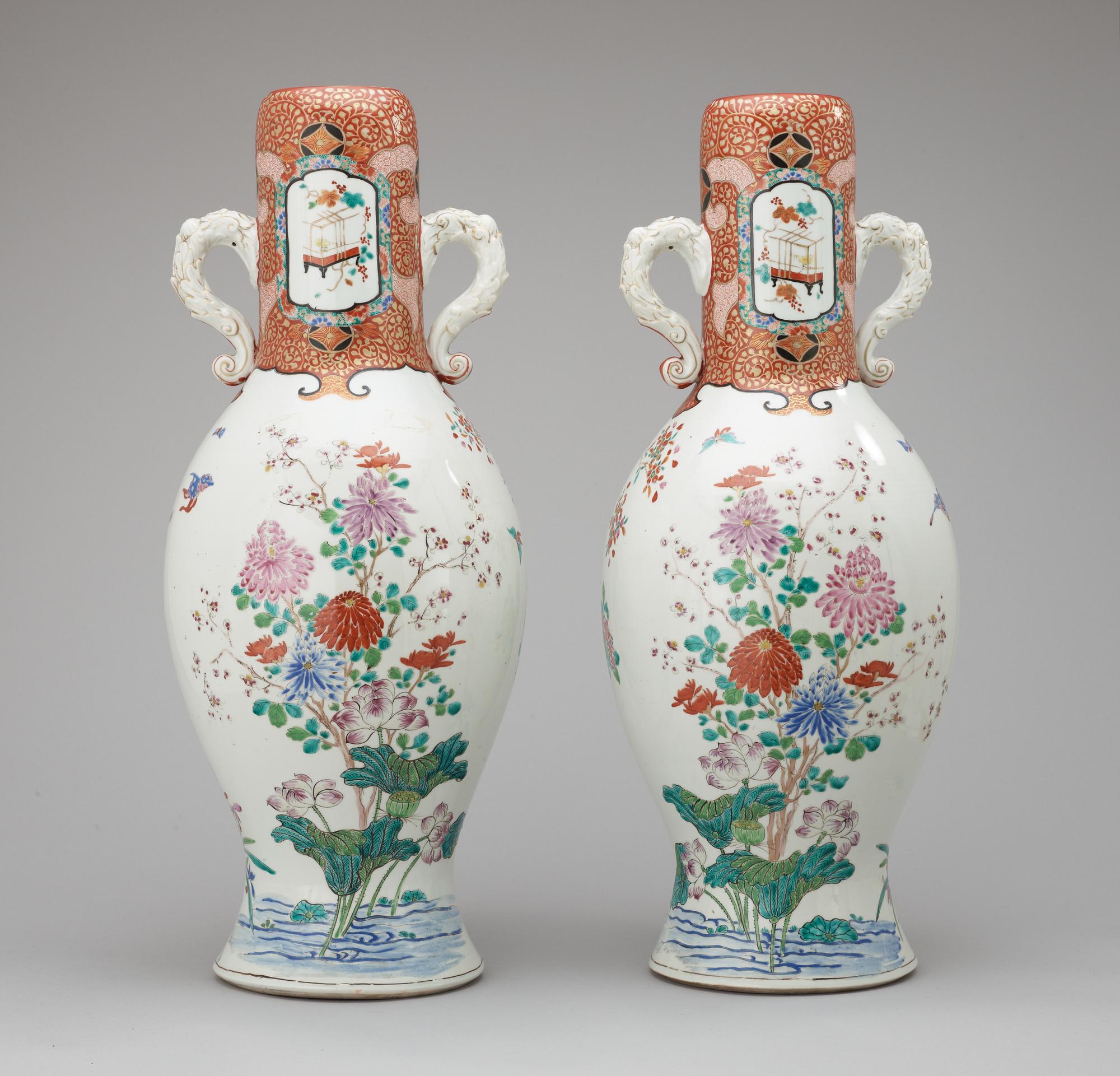GOLVVASER, ett par, porslin. Japan 1900-talets första hälft.