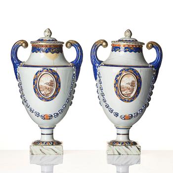 Urnor, ett par, kompaniporslin. Qingdynastin, Qianlong (1736-95).