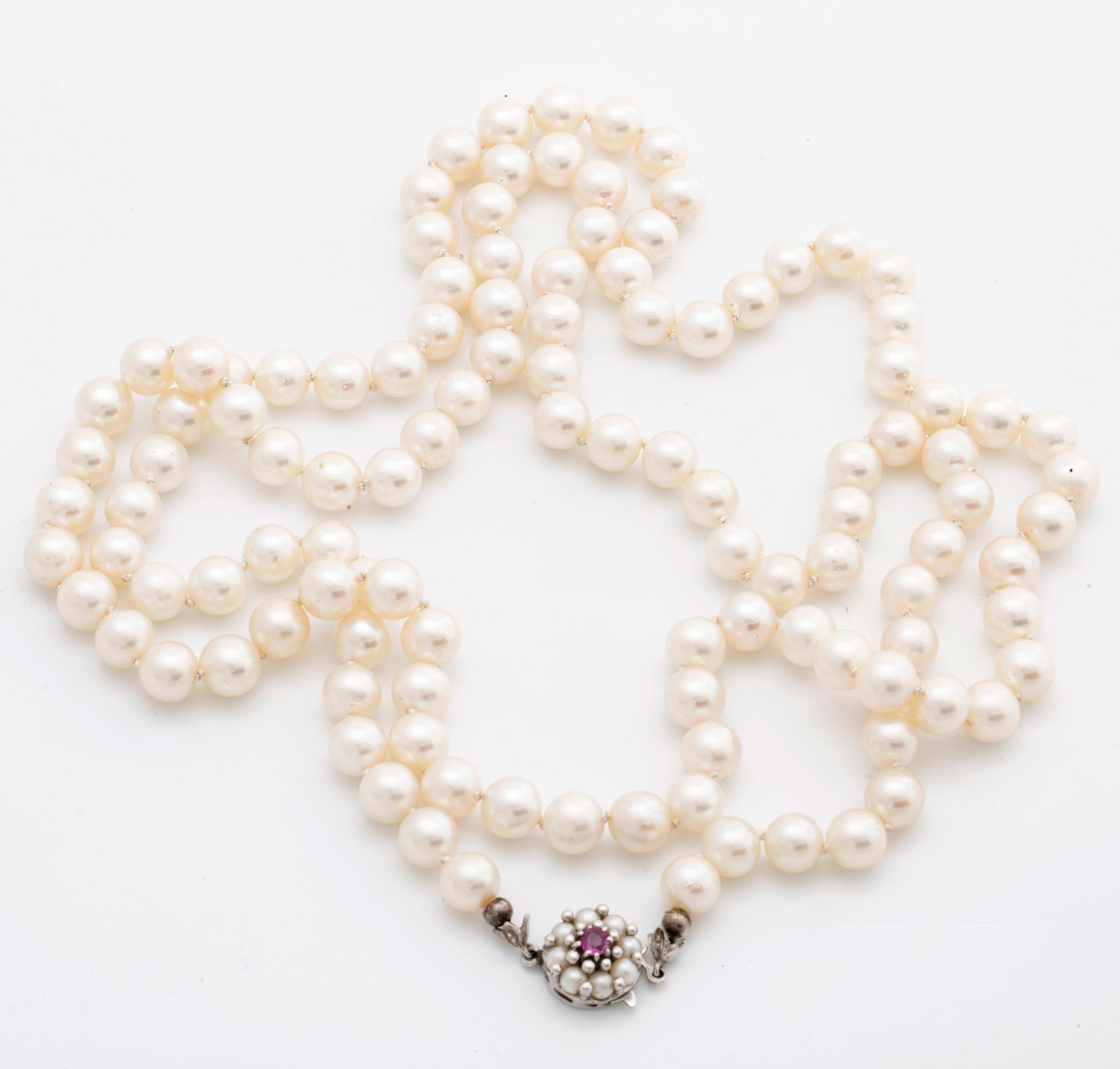 PEARL NECKLACE, cultured pearls approx 7 mm, clasp 18k whitegold cultured pearls and 1 ruby, approx length 93 cm.
