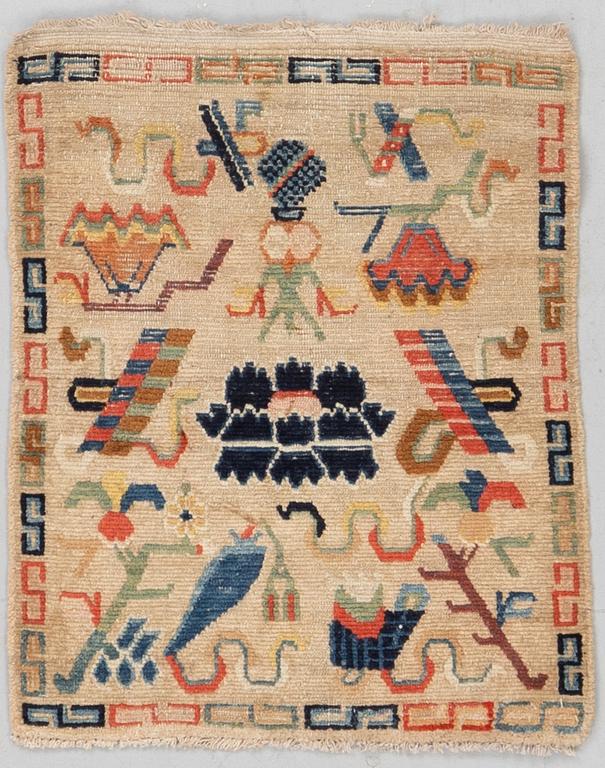 Matta, antik Tibet, ca 71 x 57,5-59 cm (samt en kortsida med ca 1,5 cm slätväv).
