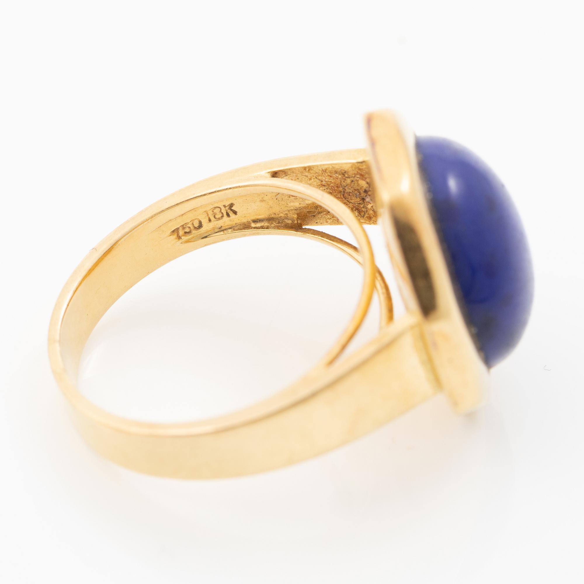 18K gold ring with lapis lazuli.