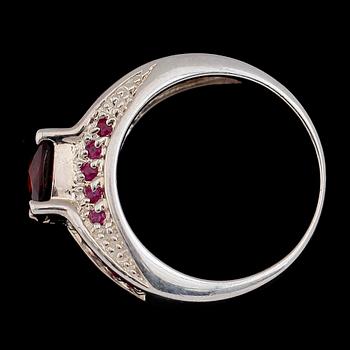 RING, sterlingsilver, rubin och safirer. Vikt ca 8,9 g.