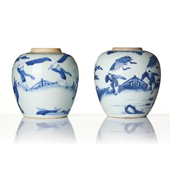 Urnor, två stycken snarlika, porslin. Qingdynastin, Kangxi (1662-1722).