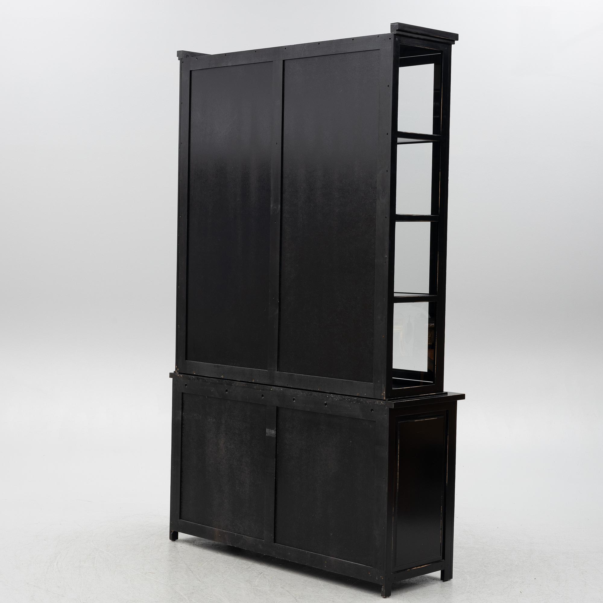 Vitrinskåp, Newport, samtida.