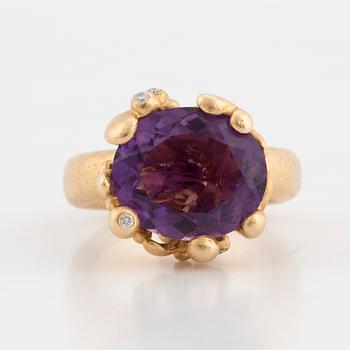 OLE LYNGGAARD, 'Flower basket' ring, med ametist.