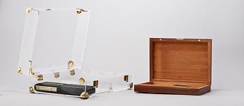 HUMIDORER, 2 st, plexiglas samt trä, Davidoff samt Brebbtra, 1900-tal.