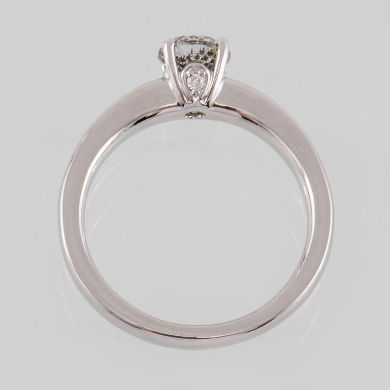 RING, 18K vitguld med briljantslipad diamant 0.77 ct samt 2 små briljantslipade diamanter 0.02 ct. Vikt 5,1 gram.