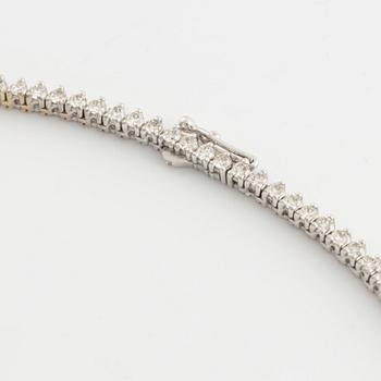 Tennishalsband, 14K vitguld, diamanter ca 5.52 ct tot. Med AIG-certifikat.