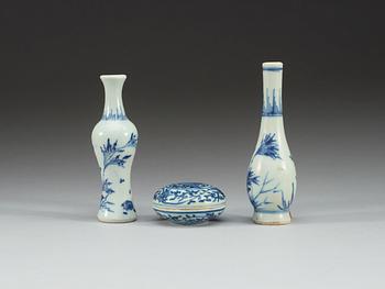 Two blue and white flasks and a cosmetic box with cover, Ming dynasty, Transition/Chongzhen (1628-44).