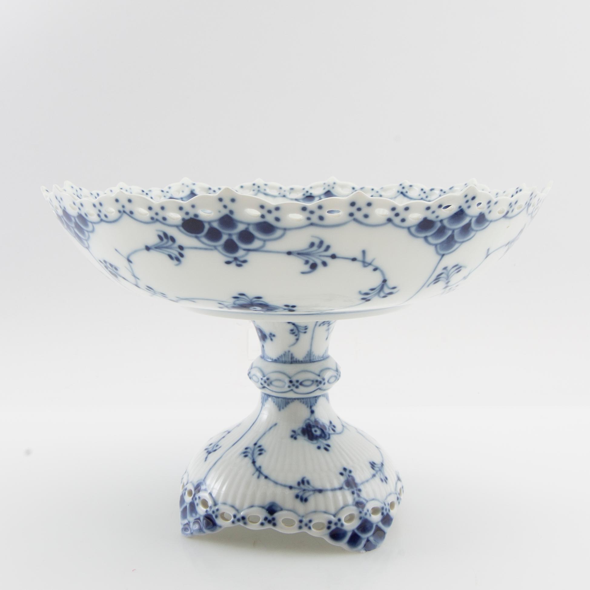 Service "Musselmalet" 15 pcs Royal Copenhagen Denmark late 20th century.