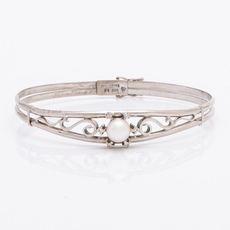 Armring 18K vitguld 1 odlad pärla ca 7,5 mm och 6 diamanter 8/8, stämplad K HIL Helge Larsson Malmö 1966, ca 16 cm.
