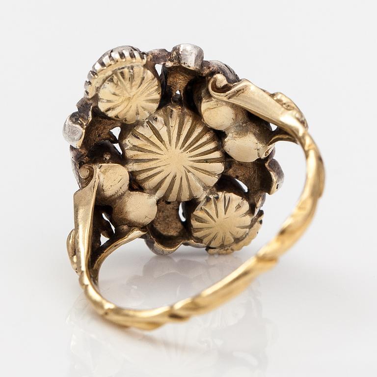 Ring, 18K guld, silver, rosenslipade diamanter ca 0.57 ct tot. Tidigt 1800-tal.