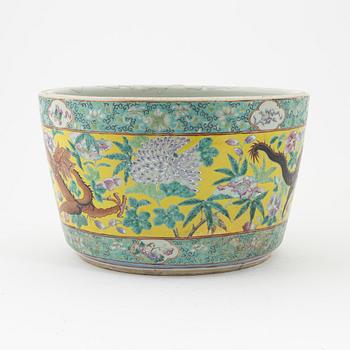 A large enamelled four clawed dragon flower pot, Qing dynasty, circa 1900.