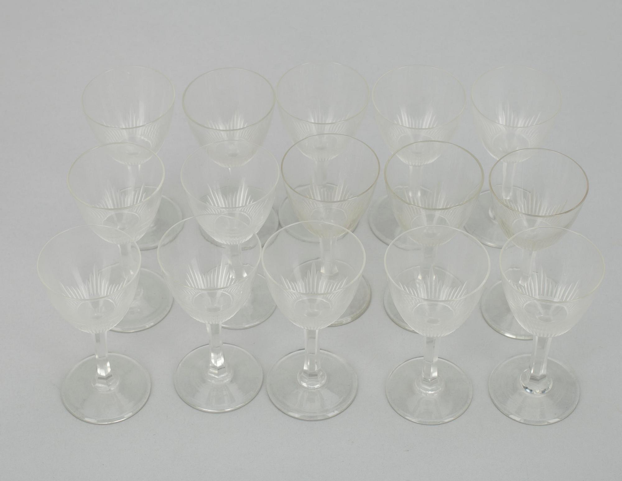 LASISTO, n. 69 kpl, kristallia, "Marjatta", Iiittala 1940-luku, SEKÄ COCKTAILLASEJA 6 kpl, 1940-luku.