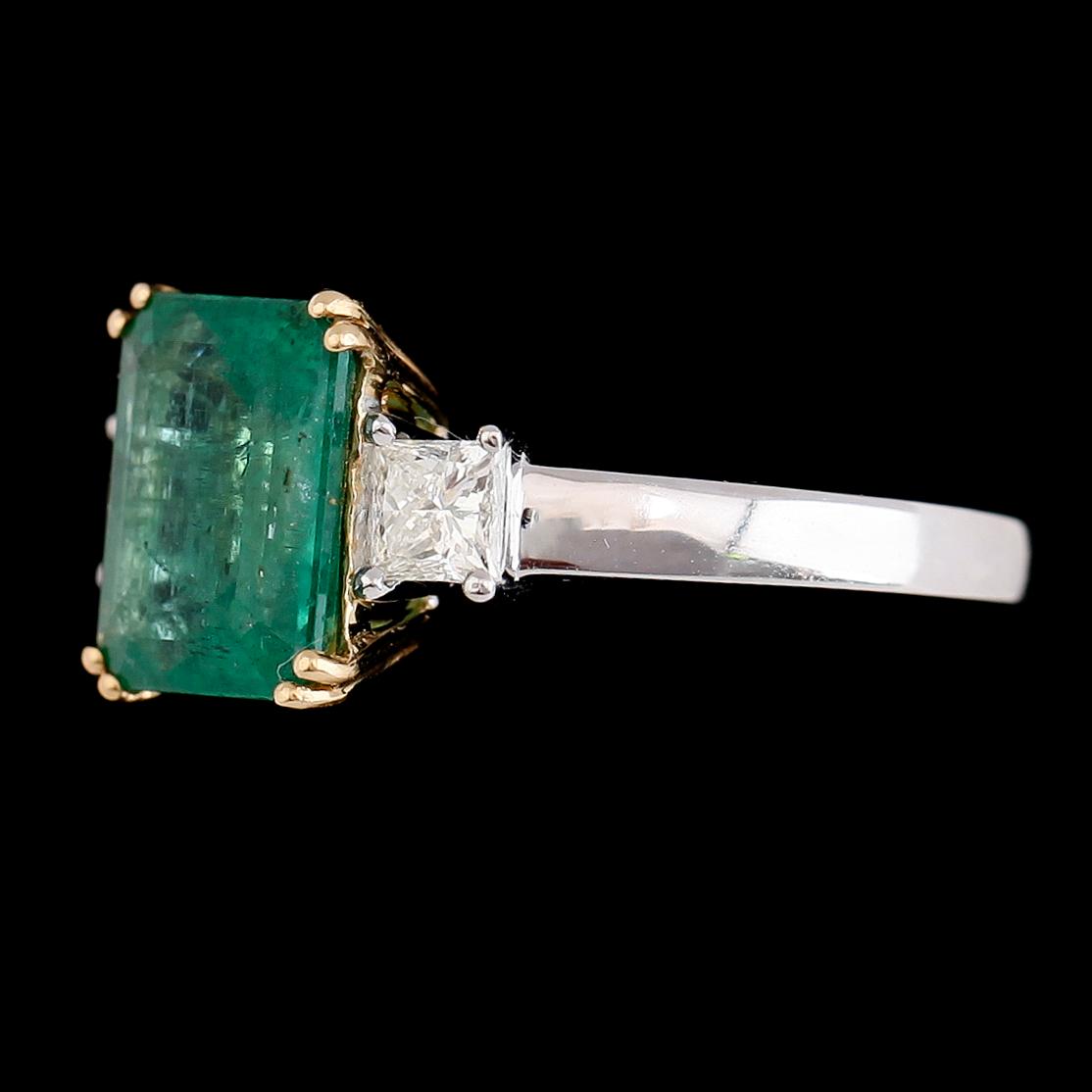 RING, 18K tvåfärgat guld, smaragd ca 2.45 ct, princesslipade diamanter tot ca 0.52 ct. Vikt ca 4 g.