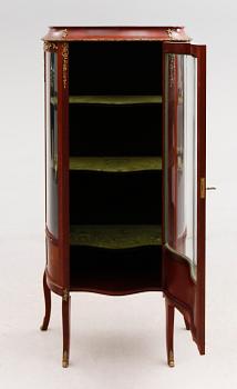 VITRINSKÅP, 1900-talets andra hälft.