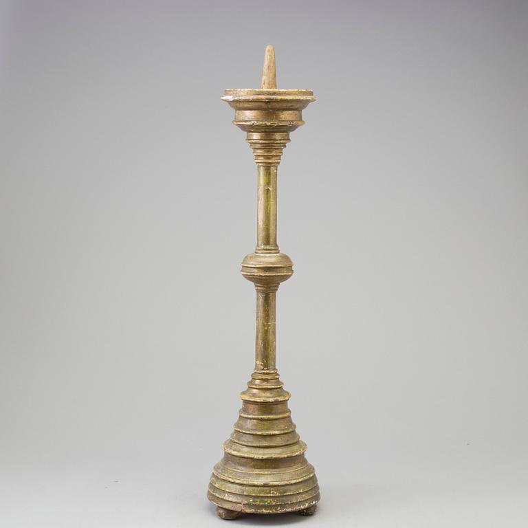 A WOODEN CANDLESTICK, 17th/18th century.