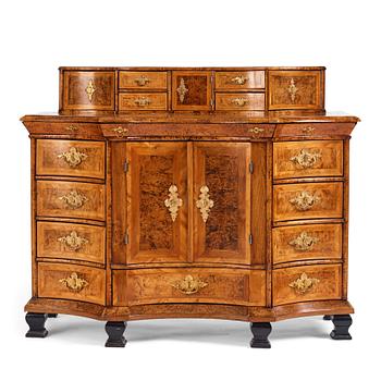 7. A Fredrik I late baroque burr alder-veneered commode, first part of the 18th century.