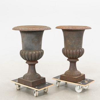 Garden urns, 1 pair, cast iron.