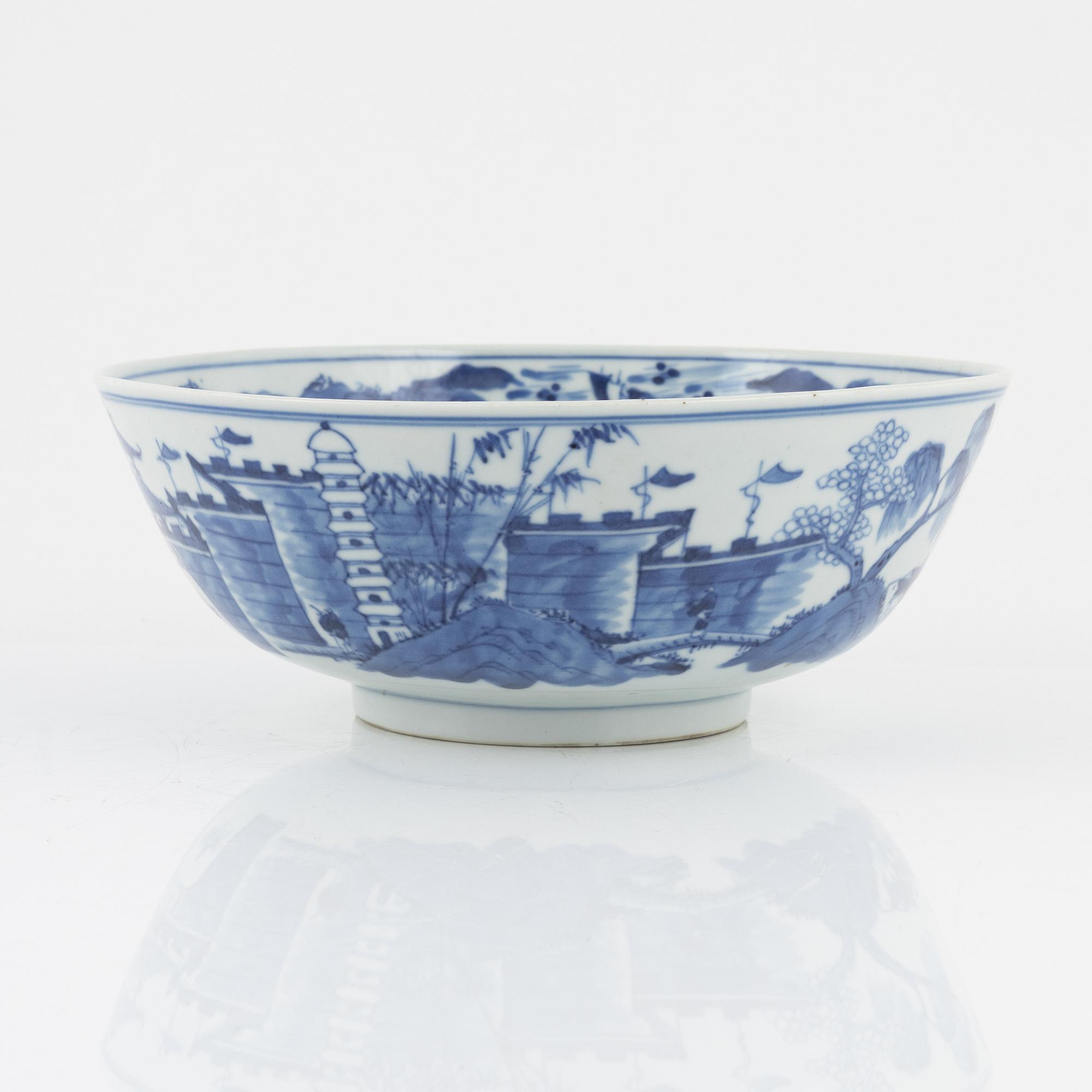 A blue and white porcelain bowl and dish, China, early 20th century.