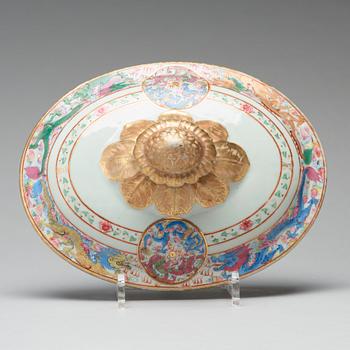 TERRIN med LOCK, porslin. Qingdynastin, Jiaqing (1796-1820).