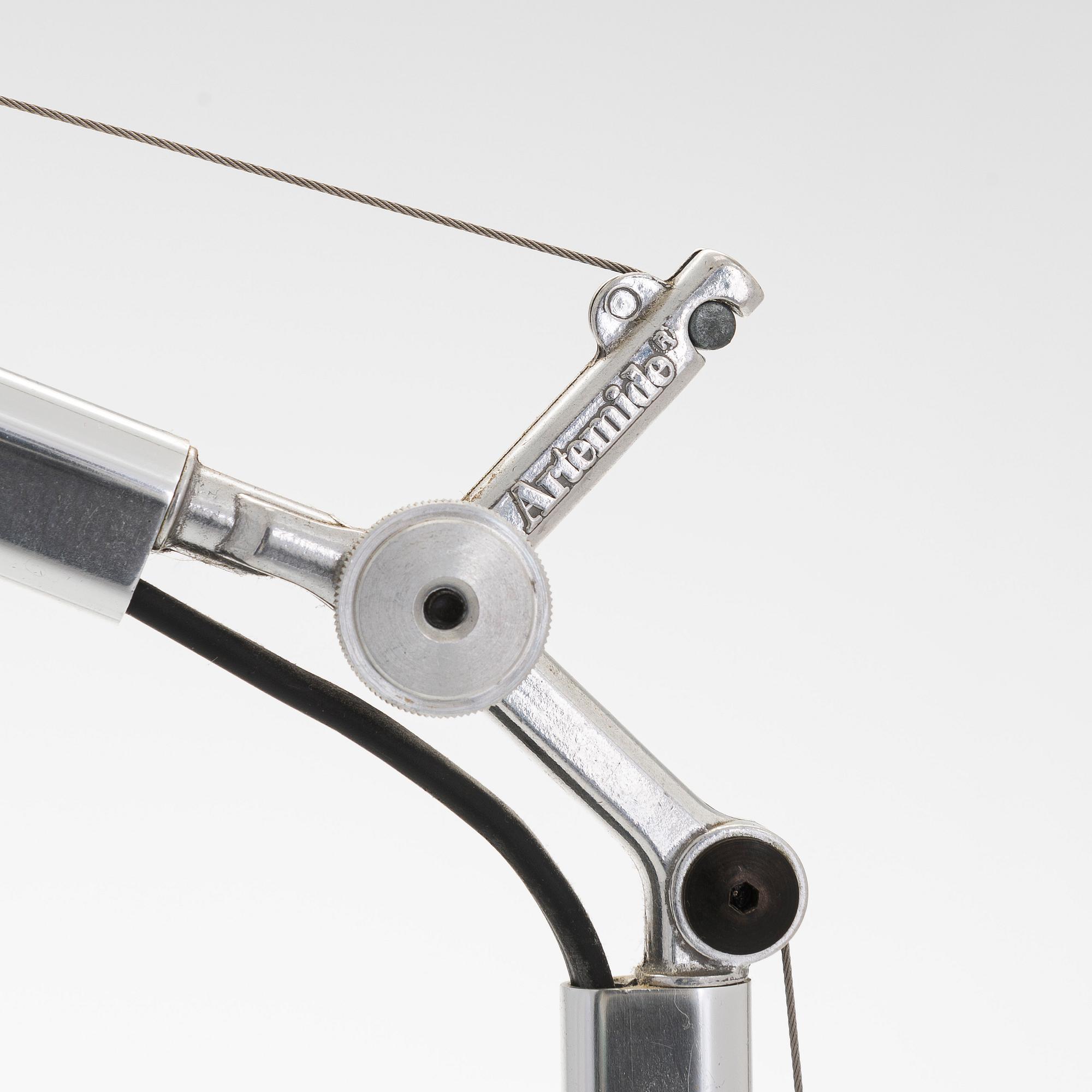 Michele De Lucchi & Giancarlo Fassina, pöytävalaisin, "Tolomeo, micro", Artemide, Italia 2000-luku.