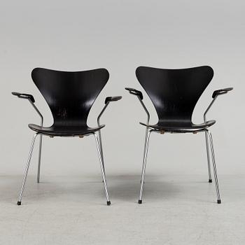 ARNE JACOBSEN, karmstolar, ett par, "Sjuan", Fritz Hansen, 1968.