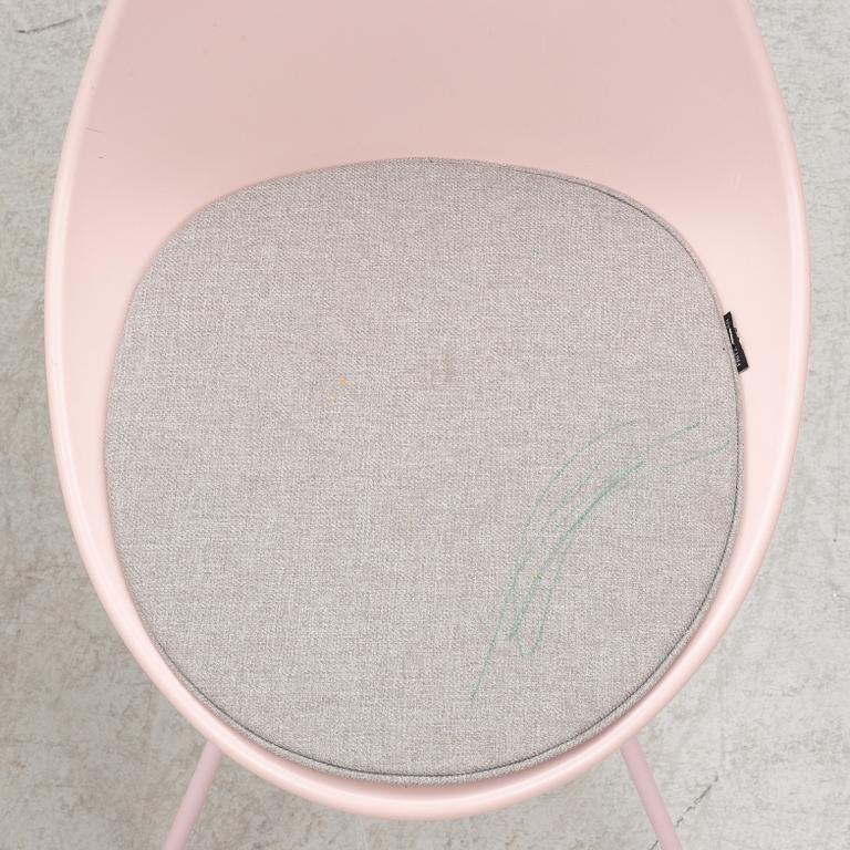 Arne Jacobsen, stolar, 6 st, "Drop chair", Fritz Hansen, Danmark, 2020.