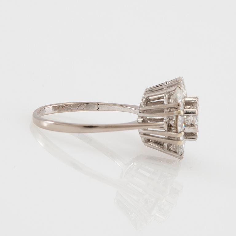 Ring Carmosé 18K white gold with round brilliant-cut diamonds.