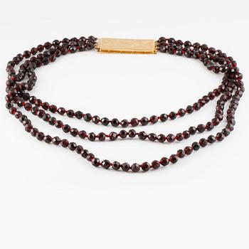 COLLIER, 18K guld med fasettslipade granater, Piacenza, Italien.