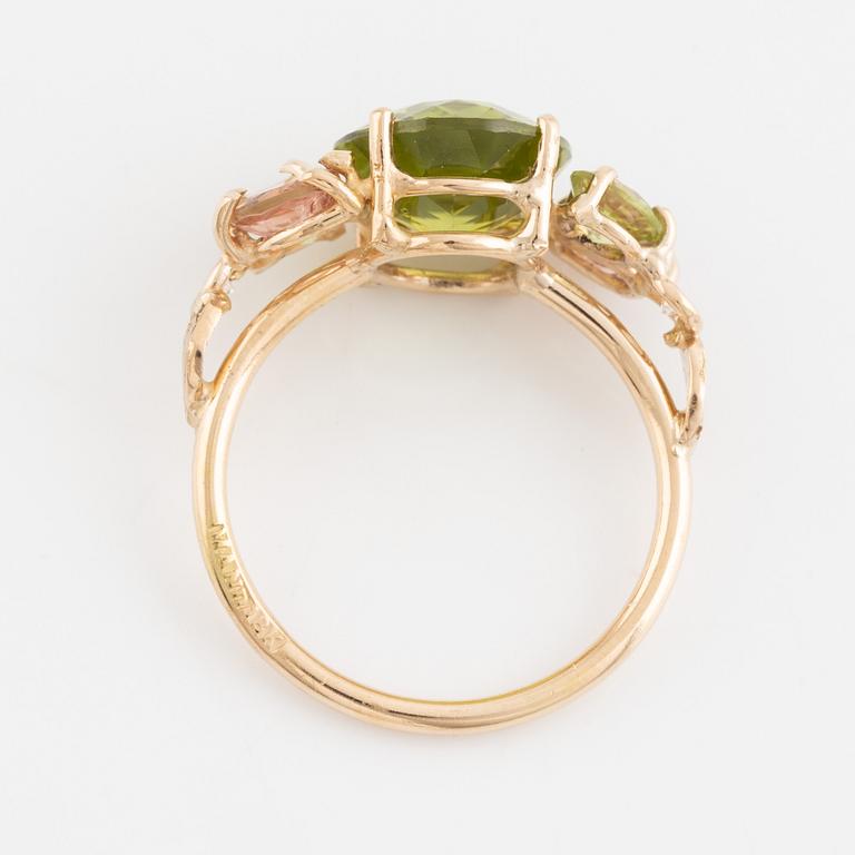 Ring med oval peridot, rosa turmaliner, och små briljantslipade diamanter.