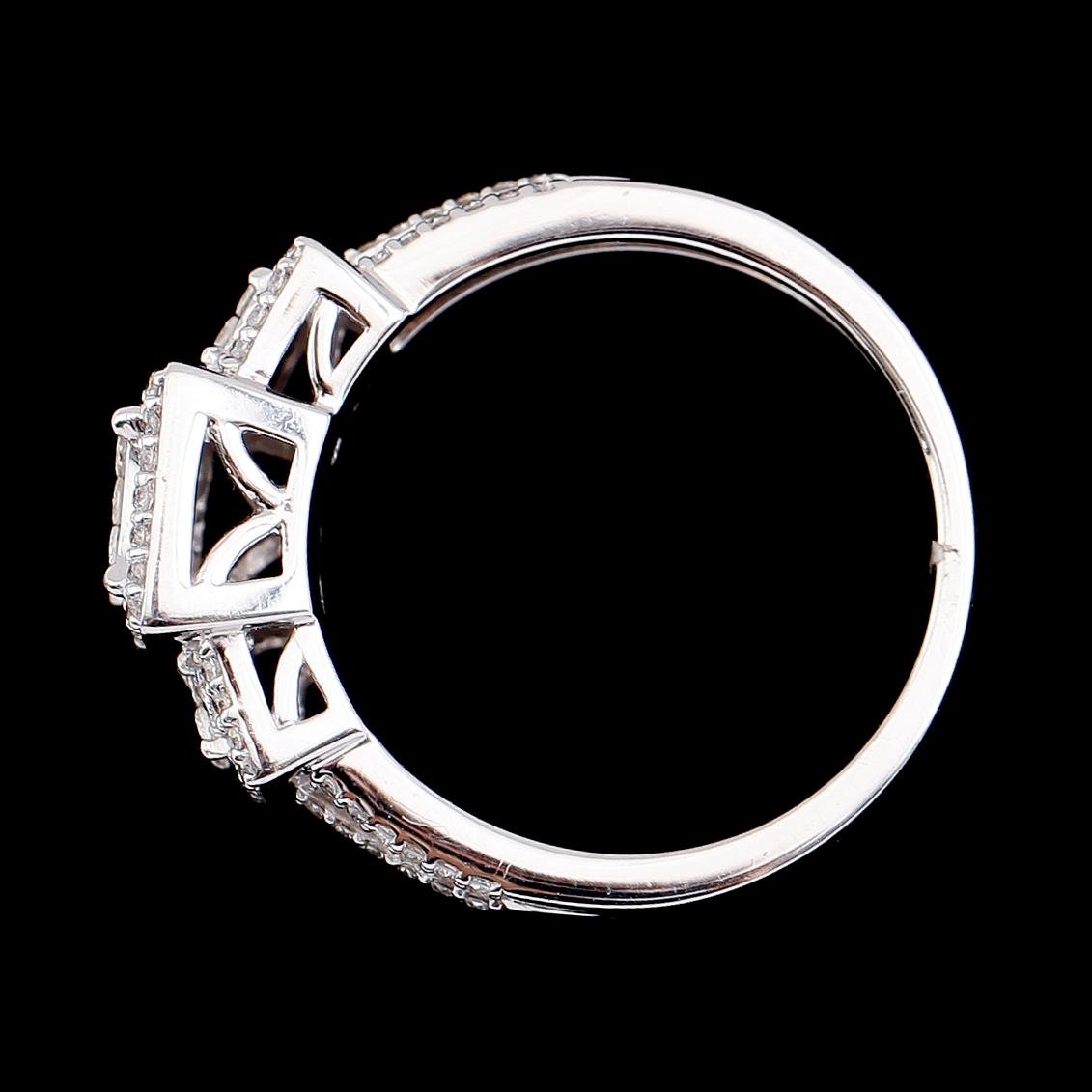 RING, 10 k vitguld, briljant och princesslipade diamanter tot ca 0.50 ct.