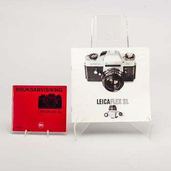 A chrome Leicaflex SL / Leica no 1198668 (1968) and two lenses.