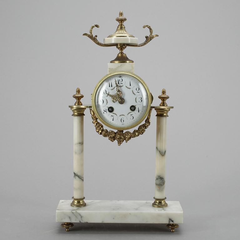 BORDSPENDYL, Louis XVI stil, omkr år 1900.