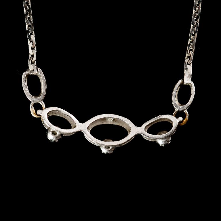 COLLIER, 18 k vitguld med 3 mindre briljanter. Totalvikt 6 g.